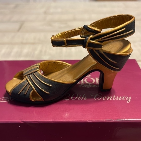 𝅺JUST the Right Shoe “Rising Star 1999 Edition - Picture 3 of 6